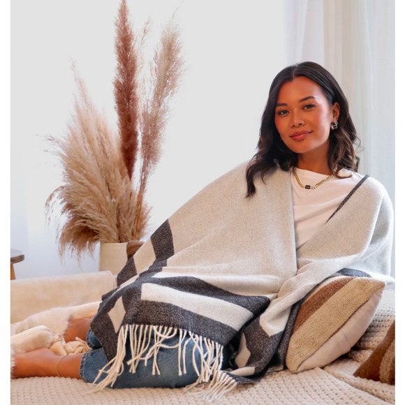 Walter Baker Verushka Reversible Poncho Charcoal Black Ivory White - Picture 3 of 4